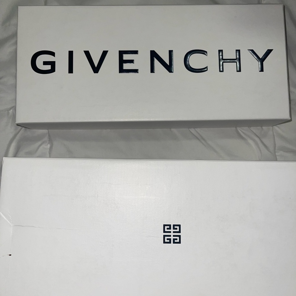 Givenchy - Picture 7 of 7